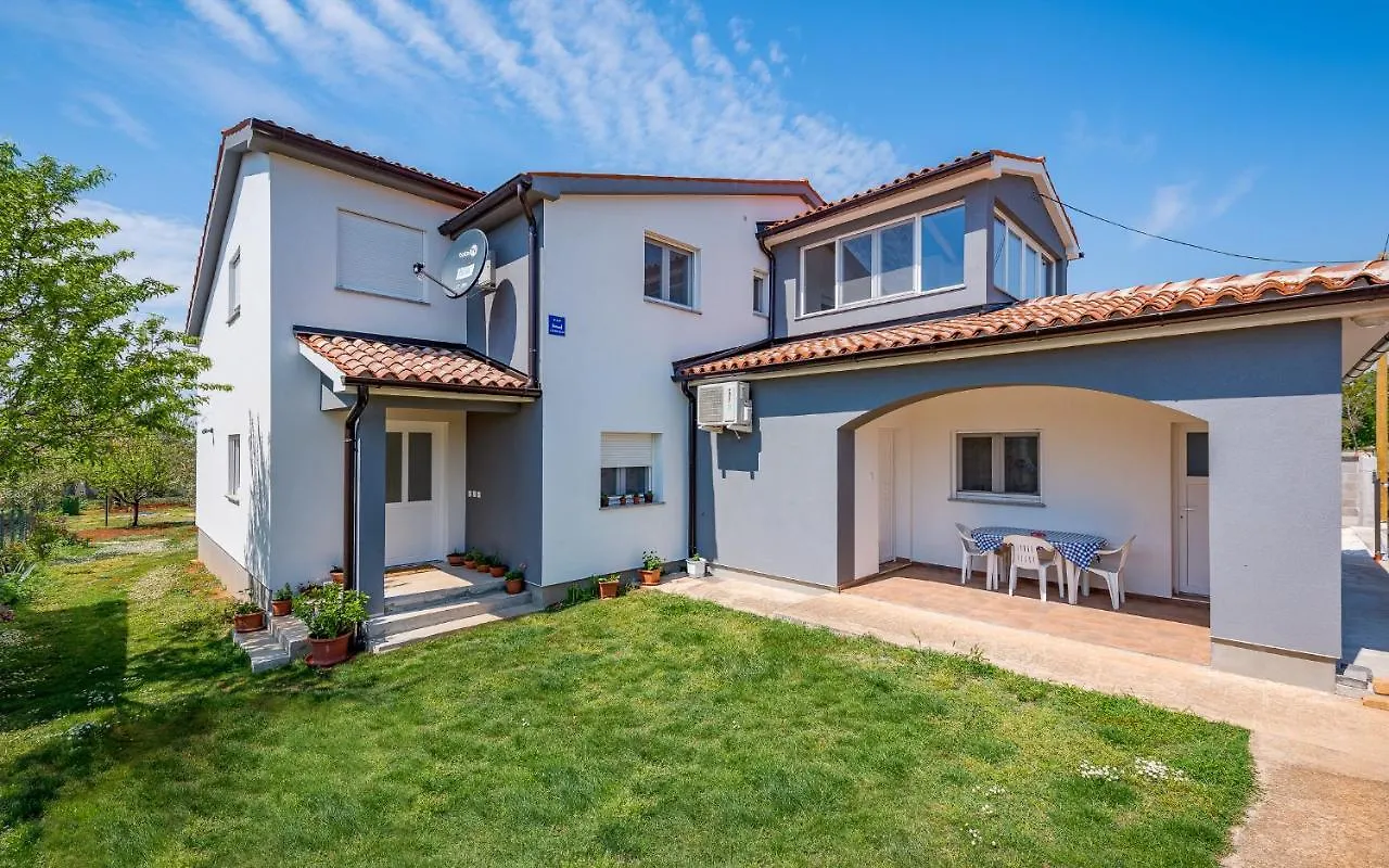 Apartments Nelle Pola 0*,