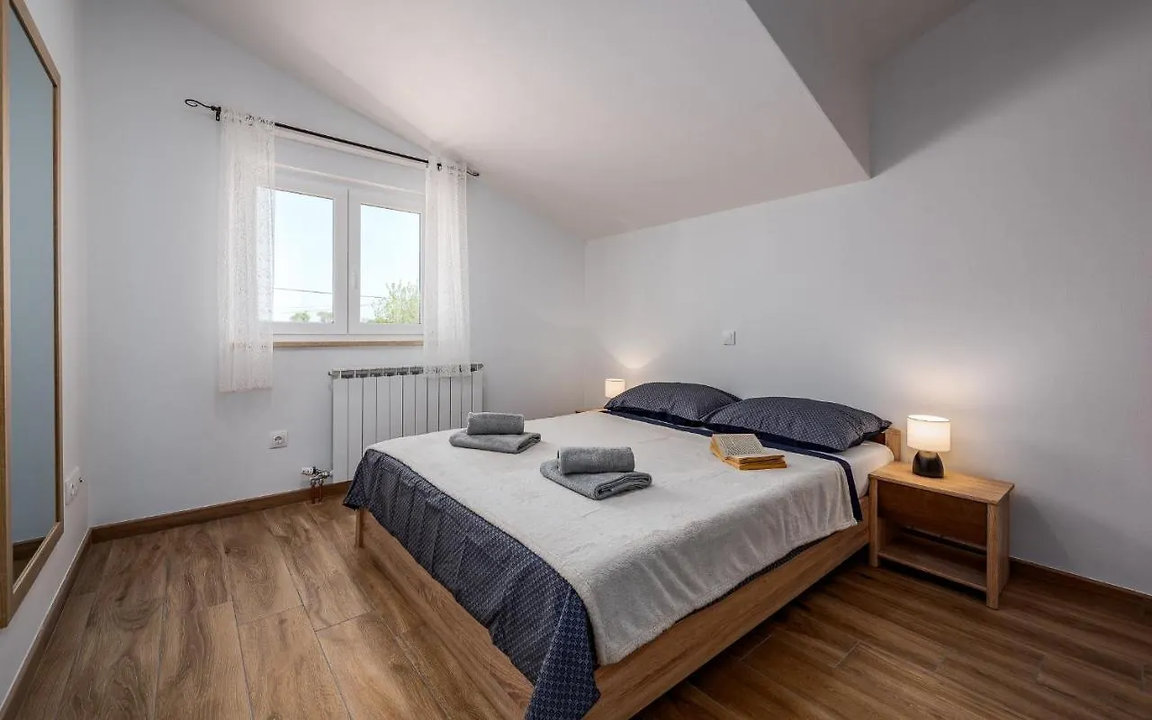 Apartments Nelle Pola 0*,